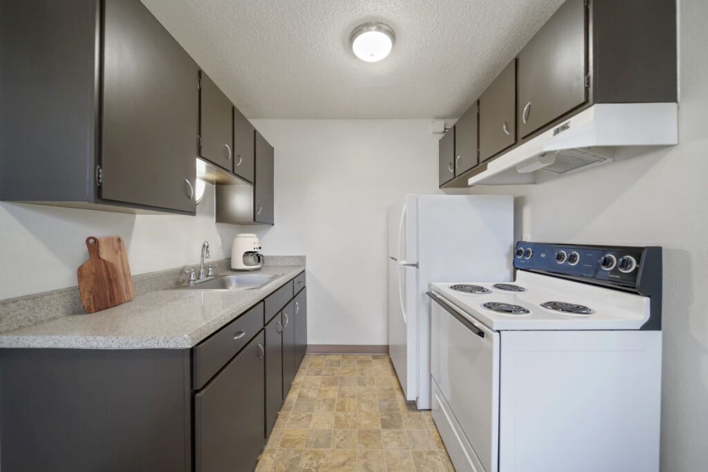 Kitchen with full-size appliances in a Cherry Tree apartment home
